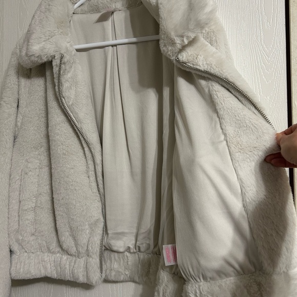 NO BOUNDARIES Ivory Faux Fur Bomber Jacket - Picture 9 of 11